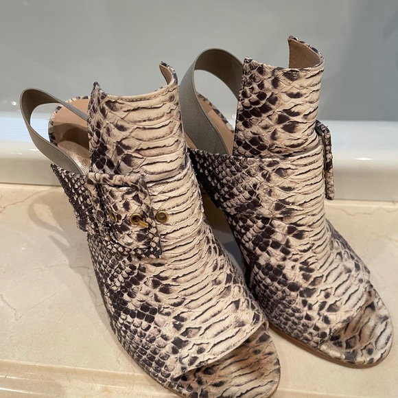 Stuart Weitzman snake print sandals. Nice! - Picture 5 of 8